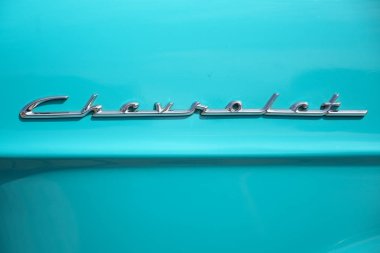 Ratzeburg, Almanya - Haziran 3, 2019: Chevrolet kaligrafi logosu klasik bir Chevy Bel Air otomobil krom yapılmış 1956 Ratzeburg oldtimer araba toplantısında, kopya alanı