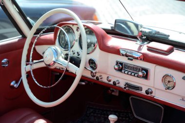 Ratzeburg, Almanya - 2 Haziran 2019: mercedes 190 sl, iki kapılı lüks roadster cabriolet kokpit iç, Ratzeburg oldtimer toplantısında klasik bir otomobil