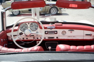 Ratzeburg, Almanya - 2 Haziran 2019: mercedes 190 sl, iki kapılı lüks roadster cabriolet kokpit iç, Ratzeburg oldtimer toplantısında klasik bir otomobil, seçilen odak
