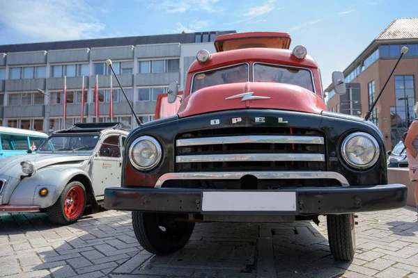 RATZEBURG, ALLEMAGNE - 2 JUIN 2019 : Opel Blitz, petit camion converti en camping-car avec toit levant, une automobile classique lors de la réunion oldtimer à Ratzeburg — Photo