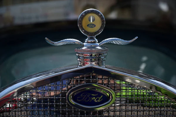 RATZEBURG, GERMANY - JUNE 2, 2019: Historic Ford, hood ornament on the classic automobil at the oldtimer car meeting in Ratzeburg — Stock Photo, Image