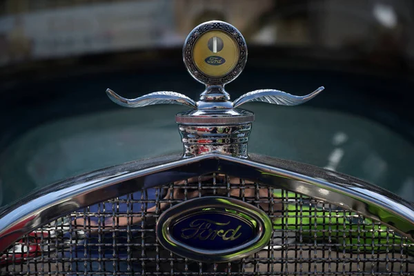 RATZEBURG, ALLEMAGNE - 2 JUIN 2019 : Ford historique, ornement de capot sur l'automobiliste classique lors de la réunion de voiture oldtimer à Ratzeburg — Photo