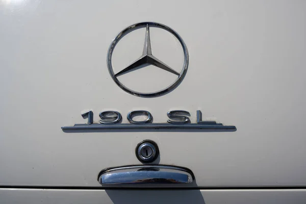 RATZEBURG, GERMANY - JUNE 2, 2019: mercedes 190 sl, chrome logo on the luxury roadster cabriolet, a classic automobile at the oldtimer car meeting in Ratzeburg, copy space — Stock Photo, Image