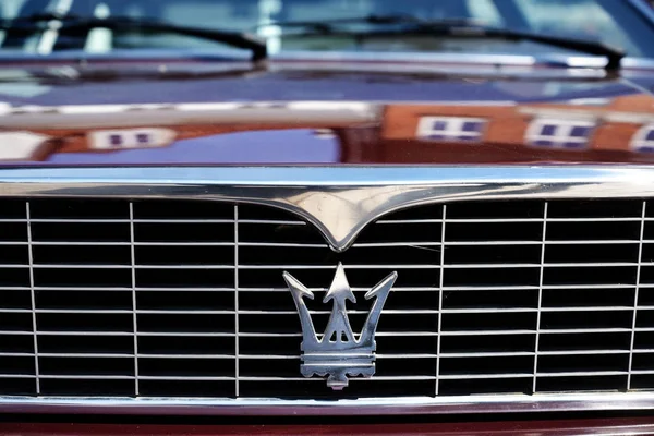 RATZEBURG, ALLEMAGNE - 2 JUIN 2019 : maserati, calandre avec logo trident emblème sur une voiture classique à la réunion de voiture oldtimer à Ratzeburg — Photo