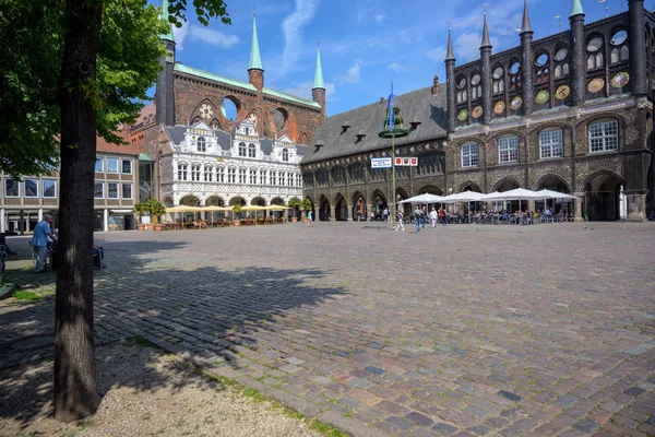 Luebeck, deutschland - 3. Juni 2019: Marktplatz am Rathaus Lübeck, beliebtes Ausflugsziel in der historischen Altstadt in schleswig-holstein, Kopierraum — Stockfoto