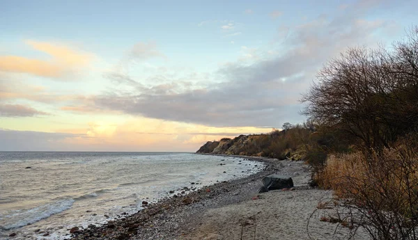 Крутое побережье с пляжем и камнями в Балтийском море в Мекленбурге-Западной Померании, Германия, копировальное пространство — стоковое фото