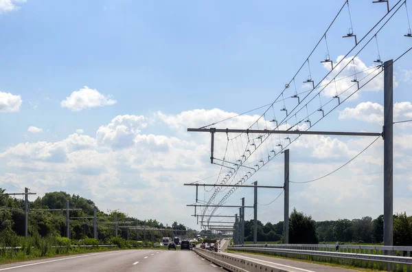 Pista de pruebas con cable eléctrico de contacto aéreo para camiones híbridos en E-Highway en Luebeck, Alemania, espacio para copias —  Fotos de Stock