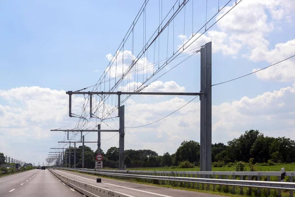 E-Highway üzerinde hibrid kamyonlar için elektrikli havai kontakt teli, Luebeck test pisti, Almanya — Stok fotoğraf