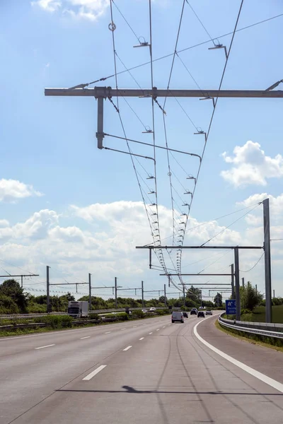 Ηλεκτρικό σύρμα επαφής για υβριδικά φορτηγά στον οδικό αυτοκινητόδρομο, πίστα δοκιμών στο Luebeck, Γερμανία, — Φωτογραφία Αρχείου