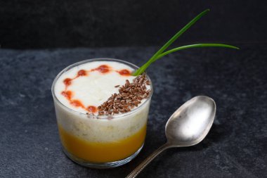 bir krem moleküler köpük tepesi ile ıstakoz bisque, koyu bir kayrak arka plan üzerinde garnitür ve kaşık, kopya alanı