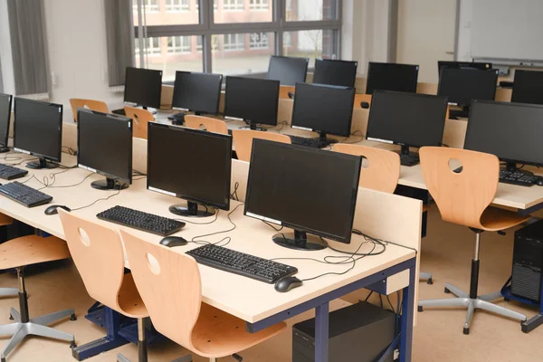 Sala de informática para alunos e estudantes num laboratório de informática escolar — Fotografia de Stock