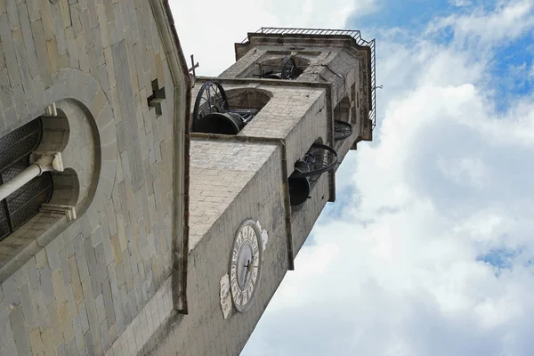 Klokkentoren van de kerk van St Jacopo en Antonio tegen een blauwe hemel met wolken in Fivizzano, de kleine Lunigiana-stad in de provincie massa en Carrara, Toscane, Italië, kopieer ruimte — Stockfoto