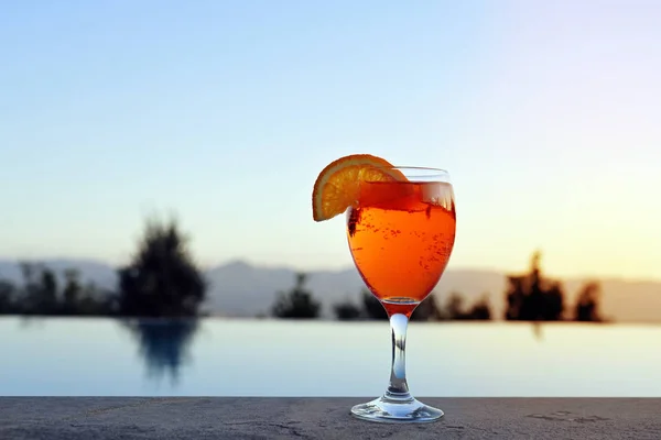 Spritz Veneziano, an Italian wine-based cocktail drink, served on a summer evening at the pool, copy space in the clear sky — Stock Photo, Image