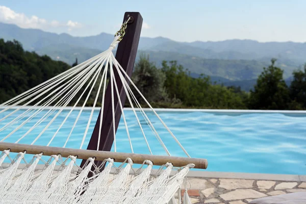 Rede na piscina, conceito de lazer e relaxamento durante as férias de verão, espaço de cópia — Fotografia de Stock