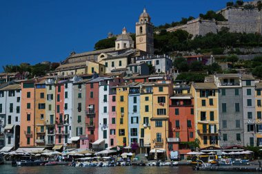 Porto Venere, İtalya - 5 Temmuz 2019: Ligurian kıyısındaki ünlü köyde renkli evler, turizm beldesi Cinque Terre'ye açılan kapı