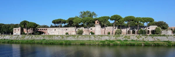 Panorama of the Cittadella Nuova (New Citadel), now called Giardino Scotto (Scotto's Garden) an old fortress in Pisa at the river Arno, Italy — Stock Photo, Image