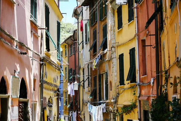 Porto Venere na Itália, típica rua antiga estreita com casas coloridas e varais — Fotografia de Stock