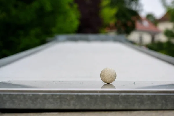 Pelota como primer plano en un campo de golf en miniatura, espacio de copia — Foto de Stock