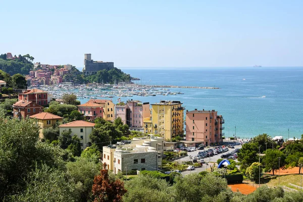Lerici with port and castle, a picturesque village in Liguria, province of La Spezia and part of the Italian Riviera on the gulf of poets, near the famous Cinque Terre — Stock Photo, Image