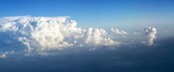 Nuvens espessas estão se acumulando no céu azul, conceito de tempo em formato panorâmico, espaço de cópia — Fotografia de Stock