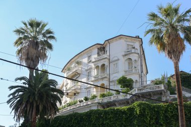 La Spezia, Liguria, İtalya, kopya alanı başkenti tepede palmiye ağaçları ile beyaz villa