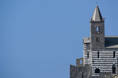 Saint Peter Kilisesi (Chiesa di San Pietro) büyük kopya alanı ile açık mavi gökyüzüne karşı, Porto Venere ünlü dönüm noktası, La Spezia ve Cinque Terre, Liguria, İtalya arasında Şairler Körfezi'nde sahil köyü
