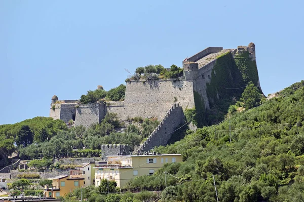 イタリア、リグーリア州のチンクエテッレ近くの有名な旅行先、ポルトヴェネレの上のドリア城 — ストック写真