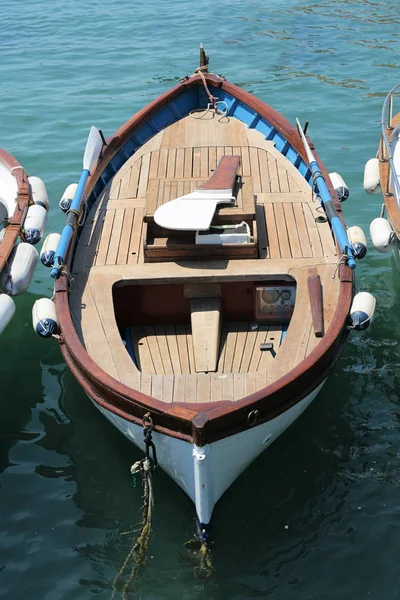 Träbåt i hamnen vid Medelhavet — Stockfoto