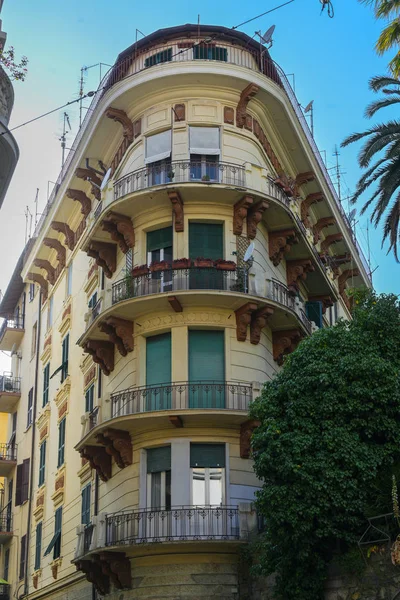 Corner house in a narrow street in the capital city La Spezia, Liguria, Italy — Stock Photo, Image