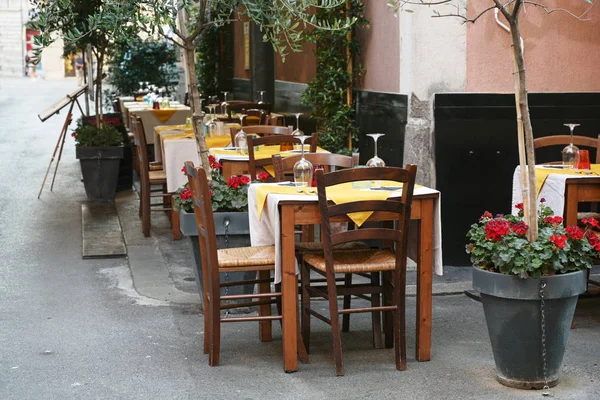 โต๊ะตั้งอยู่บนถนนจากร้านอาหารชนบทในเมืองเก่าของเมืองหลวง La Spezia, Liguria, อิตาลี — ภาพถ่ายสต็อก