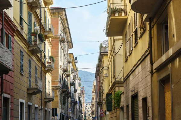 Typowe fasady w wąskiej uliczce w centrum starego miasta La Spezia, stolica w Ligurii, Włochy — Zdjęcie stockowe