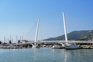 ünlü yaya köprüsü (Thaon di Revel City Bridge) Porto Mirabello başkent La Spezia, Liguria, İtalya, kopya alanı yat limanı