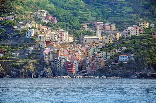 Riomaggiore, an ancient village with colorful houses from the Cinque Terre in the mountains on the Mediterranean sea coast, famous tourism destination in Liguria, Italy — Stock Photo, Image