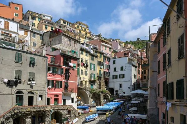 RIOMAGGIORE, ITALY, JULY 5, 2019: Typical blue boats in Riomaggiore, one of the Cique Terre hill cities with colorful houses on the Mediterranean sea coast in Liguria, Italy — Stock Photo, Image