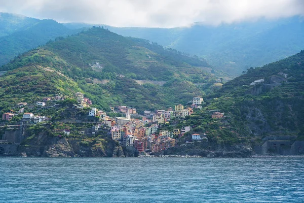 Riomaggiore on the Mediterranean Sea coast in the mountains, an ancient village with colorful houses from the cinque terre, famous tourism destination in Liguria, Italy — Stock Photo, Image