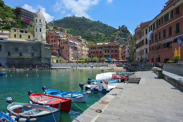 Boats in the harbor of Vernazza, one of the famous cinque terra mountain villages with colorful houses, tourist attraction on the Mediterranean sea coast in Liguria, Italy — Stock Photo, Image