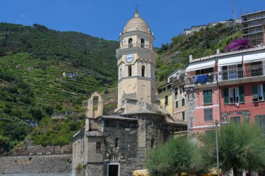 Vernazza Kilisesi, Liguria, İtalya'nın ünlü Cinque Terre dağ köylerinden biri