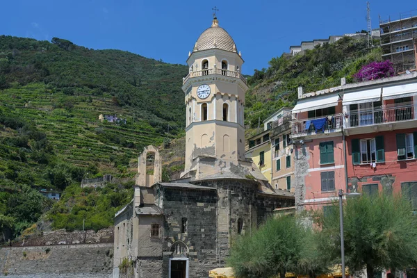 Church of Vernazza, one of  the famous Cinque Terre mountain villages in Liguria, Italy — Stock Photo, Image