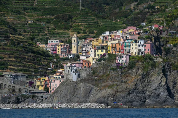 Manarola with colorful houses, a Cinque Terra mountain village and tourist destination on the steep coast of the Mediterranean sea in Liguria, Italy, copy space — Stock Photo, Image