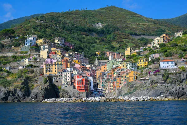 Colorful houses of Riomaggiore, a Cinque Terra mountain village and tourist destination on the steep coast of the Mediterranean sea in Liguria, Italy — Stock Photo, Image