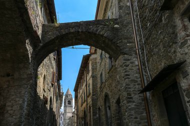 Başak, güzel bir antik dağ köyü, Aziz Gervasio ve Portasio, Lunigiana Villafranca ilçe kiliseye dar bir yol, Toskana, İtalya