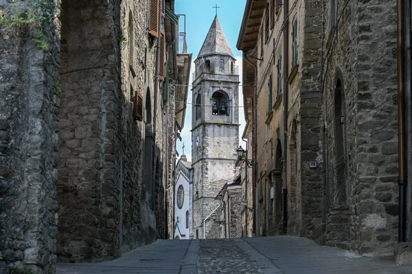 Virgoletta, en vacker gammal bergsby med slottet Malaspina och kyrkan av de heliga Gervasio och Portasio, distriktet Villafranca i Lunigiana, Toscana, Italien — Stockfoto