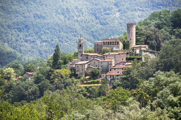 Castillo Malgrate, un hermoso asentamiento antiguo en las montañas de en Lunigiana, noroeste de Toscana, Italia, espacio de copia — Foto de Stock