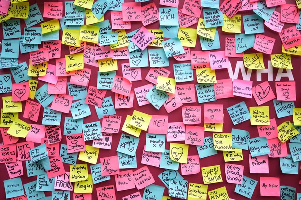 Много чудаковатых записок с именами любимых на стене, проект на День улицы Опера 2019 в Любеке, Германия — стоковое фото