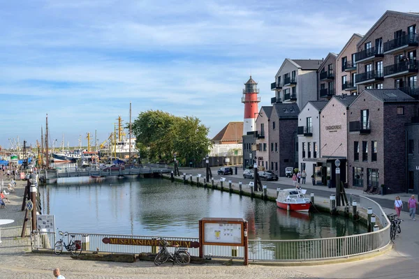 德国布埃苏姆 - 2019年8月23日：德国海滨度假胜地、北海旅游胜地布埃苏姆的城市港口码头，与蓝天相对接，复制空间 — 图库照片