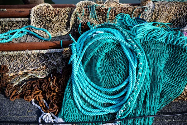 Ağlar ve halatlar, bir balıkçı teknesinde ekipman — Stok fotoğraf