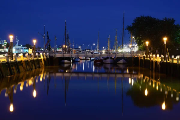 Městská přístavní Marina v Buesum, německé přímořské letovisko a turistické destinace v Severním moři, modrá hodinka v noci s řadou světel a prostor pro kopírování — Stock fotografie