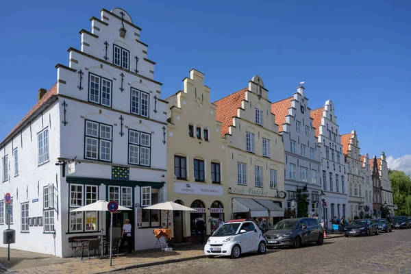 Friedrichstadt, deutschland 23. August 2019: Häuser mit Stufengiebeln am Marktplatz in friedrichstadt, dem schönen Ort und Reiseziel in Norddeutschland, gegründet von holländischen Siedlern — Stockfoto