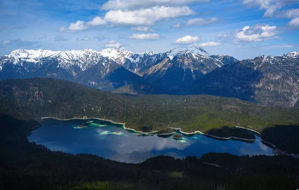 Eibsee, jezero ve sněhu pokrývaly hory nedaleko Garmisch-Partenkirchenu, letecký pohled pod modrou oblohu s mraky, bavorské Alpy, Německo, Rakousko, kopírovací prostor — Stock fotografie