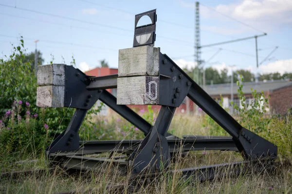 Fermata tampone alla fine di un binario ferroviario in disuso — Foto Stock